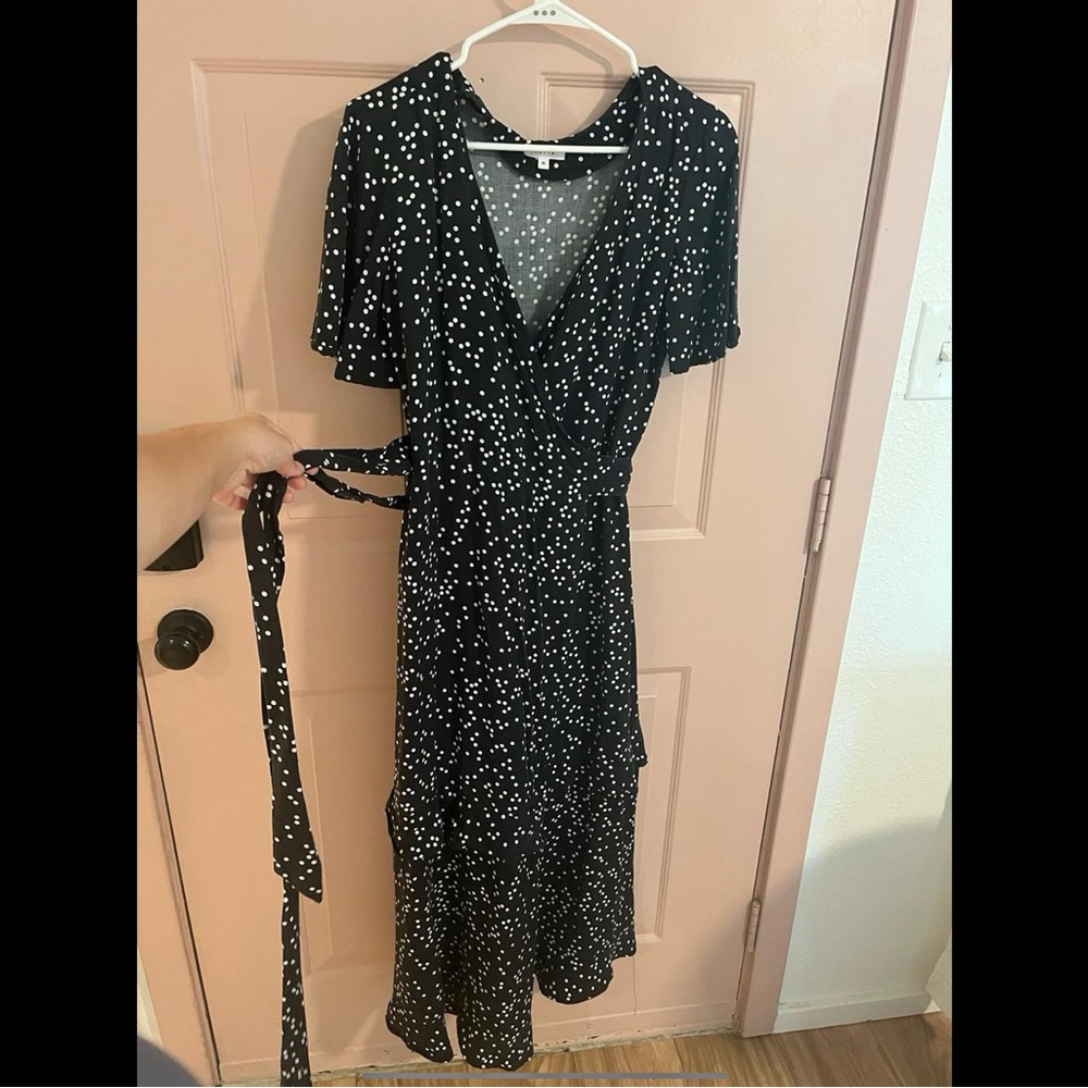 VETTA Black and White Midi Dress